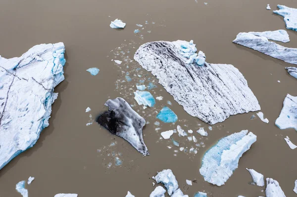 Luftaufnahme schwimmender Eisberge im Fjallsarlon-Gletschersee, Island — Stockfoto