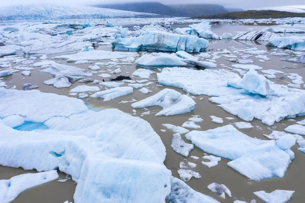 冰岛菲亚萨尔隆冰川湖浮冰山鸟瞰图 — 图库照片