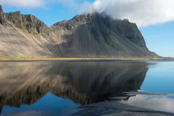 Odbicie góry Vestrahorn w Stokksnes, Islandia — Zdjęcie stockowe