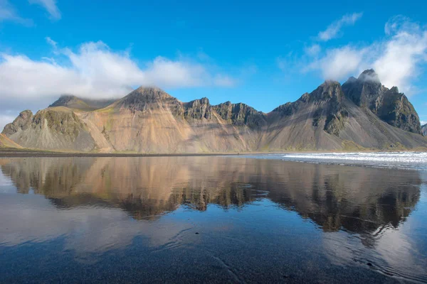 アイスランド、ストクネスのヴェストラホルン山の反射 — ストック写真