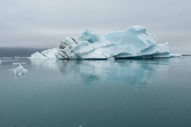 Jokulsarlon, Izlanda 'da yüzen buzdağları erime