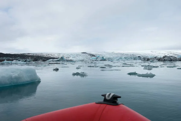 ヨクルサルロン、アイスランドの溶ける氷山の間のボート旅行 — ストック写真