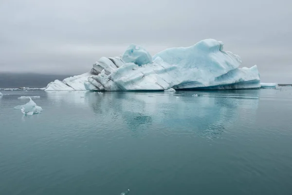 Tání plovoucích ledovců v Jokulsarlonu, Island — Stock fotografie