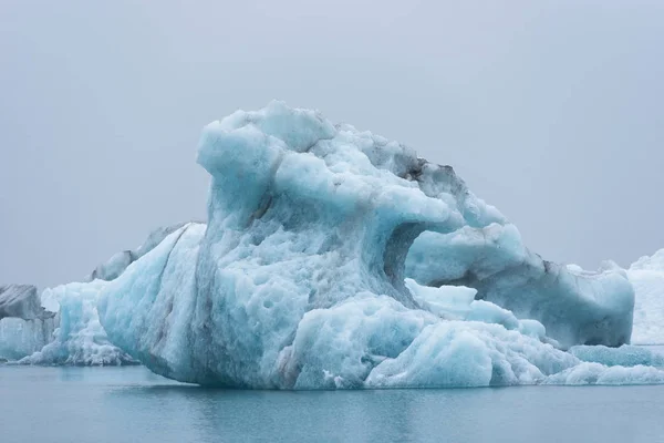 Τήξη αιωρούμενο παγόβουνο στην περιοχή Jokulsarlon, Ισλανδία — Φωτογραφία Αρχείου