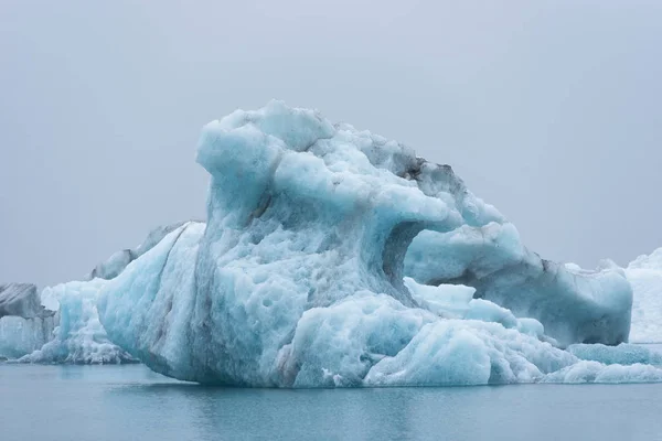 Het smelten van drijvende ijsbergen in Jokulsarlon, IJsland — Stockfoto