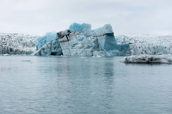 Таяние плавающих айсбергов в Йокульсарлоне, Исландия — стоковое фото