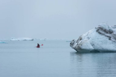Jokulsarlon, İzlanda yüzen buzdağları arasında kayak adam