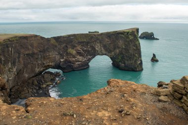 Atlantik Okyanusu 'nda Dyrholaey kaya kemeri, Izlanda