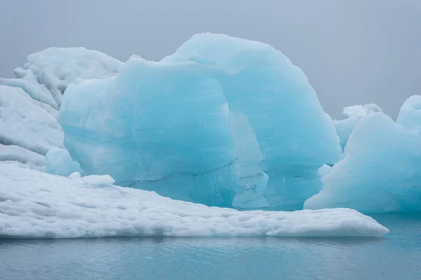 Fusion d'icebergs flottants à Jokulsarlon, Islande — Photo