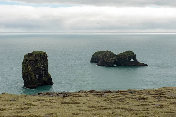 Dyrholaey Felsen im Atlantik, Island — Stockfoto