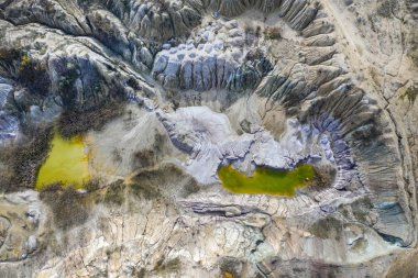 Opencast maden gölünün havadan çekilmiş fotoğrafı