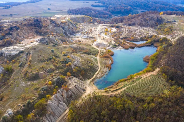 Dron powietrzny strzał z jeziora, kopalnia odkrywkowa — Zdjęcie stockowe