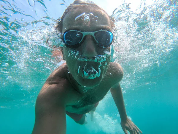 Autofoto submarina de un nadador en el mar — Foto de Stock