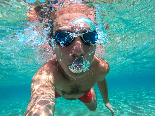 적극적인 남자 수영의 수 중 사진 — 스톡 사진