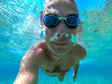 Sualtı Yüzme bir dalgıç adam görünümünü