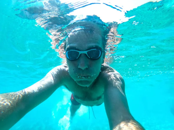 Unterwasserblick eines Tauchers beim Schwimmen — Stockfoto