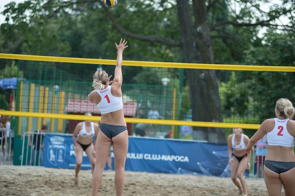 Chica jugando voleibol playa —  Fotos de Stock