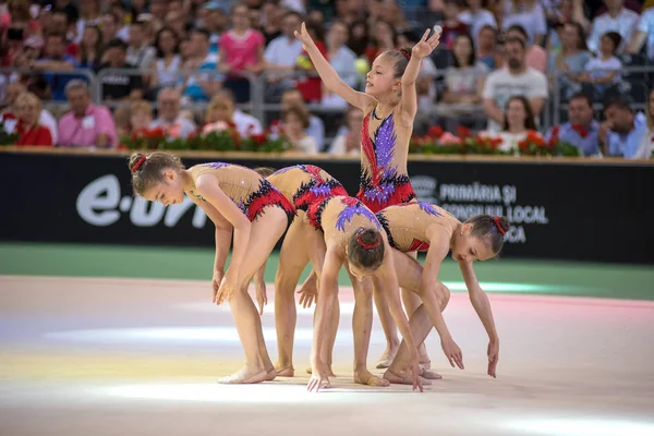 Jóvenes gimnastas realizan espectáculo de gimnasia —  Fotos de Stock