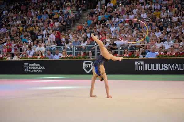 Mladí gymnastky provádění gymnastika show — Stock fotografie