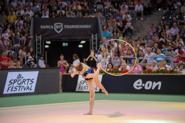 Jóvenes gimnastas realizan espectáculo de gimnasia —  Fotos de Stock