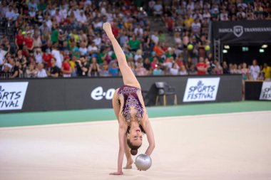 Genç jimnastikçiler jimnastik gösterisi yapıyor.