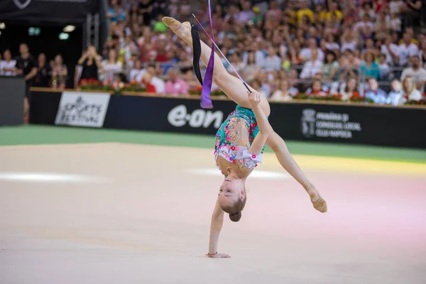 Mladí gymnastky provádění gymnastika show — Stock fotografie