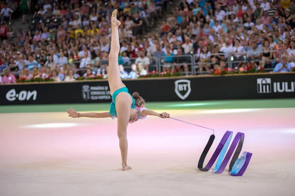 Mladí gymnastky provádění gymnastika show — Stock fotografie