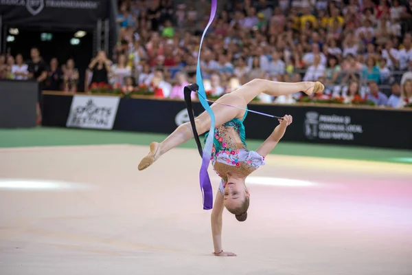 Mladí gymnastky provádění gymnastika show — Stock fotografie