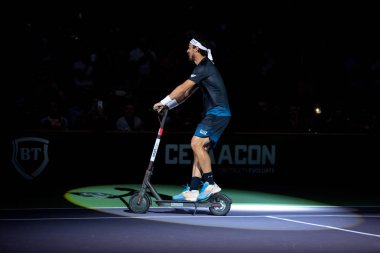 Tenisçi Fabio Fognini elektrikli scooter üzerinde