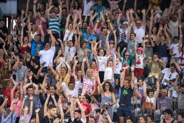 Tribünde insan kalabalığı