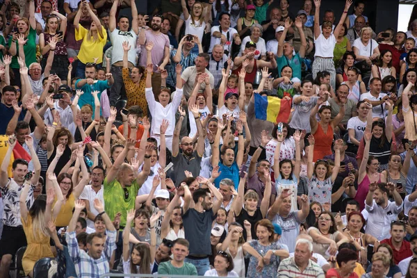 Multidão de pessoas na tribuna — Fotografia de Stock