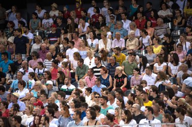 Tribünde insan kalabalığı