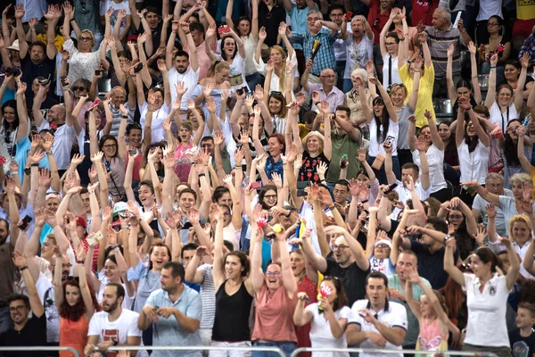 Multidão de pessoas na tribuna — Fotografia de Stock