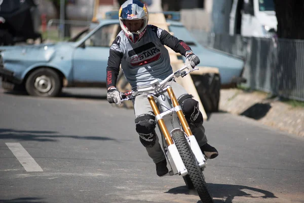 Chris Pfeiffer stunt rida sin elektriska motorcykel — Stockfoto