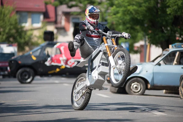 Chris Pfeiffer cascade en moto électrique — Photo