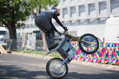 Chris Pfeiffer dublör onun elektrikli motosiklet sürme