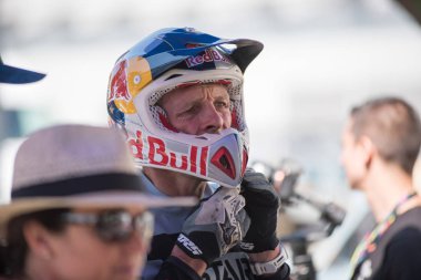 Chris Pfeiffer dublör onun elektrikli motosiklet sürme