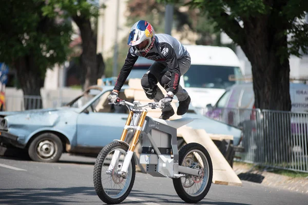 Chris Pfeiffer stunt rida sin elektriska motorcykel — Stockfoto