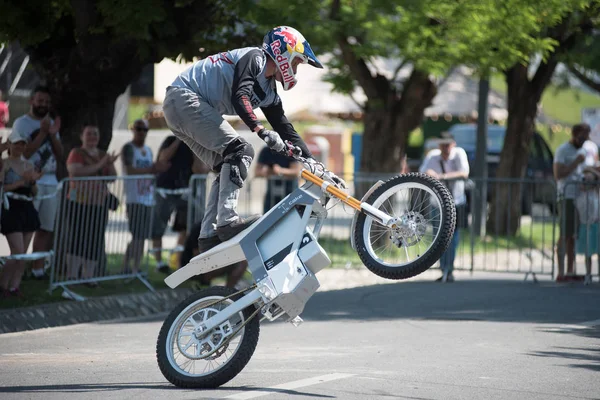 Chris Pfeiffer stunt riding his electric motorbike — Stock Photo, Image
