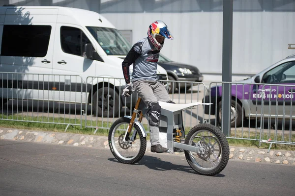 Chris Pfeiffer stunt rida sin elektriska motorcykel — Stockfoto