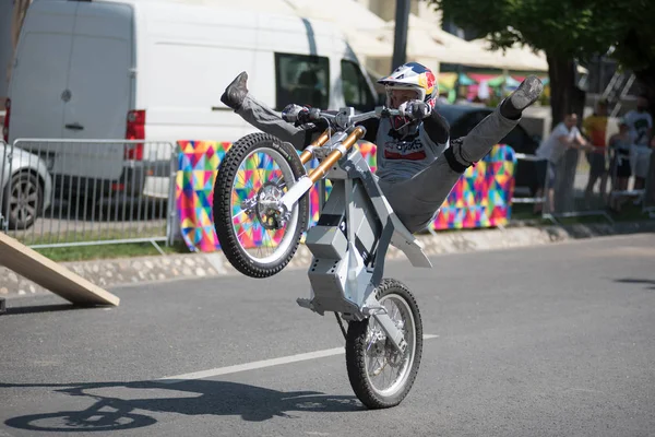 Chris Pfeiffer stunt rida sin elektriska motorcykel — Stockfoto