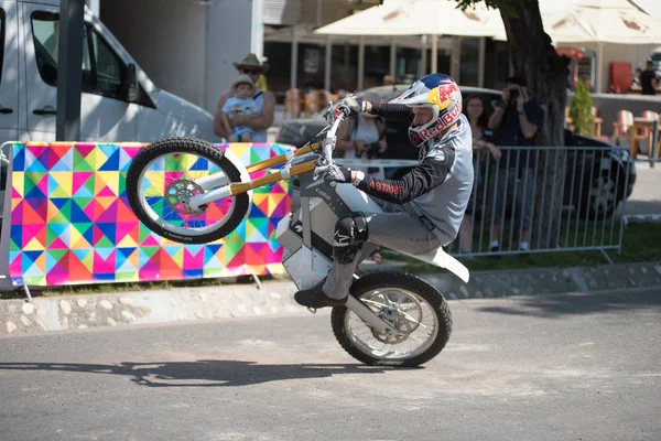 Chris Pfeiffer stunt rida sin elektriska motorcykel — Stockfoto