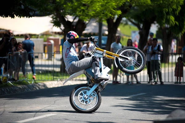 Chris Pfeiffer acrobacia montar su moto eléctrica — Foto de Stock