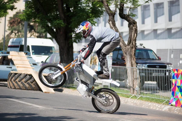 彼の電動バイクに乗ってクリスファイファースタント — ストック写真