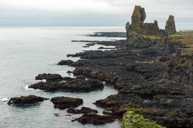 İzlanda'da Londrangar Bazalt Kayalıkları