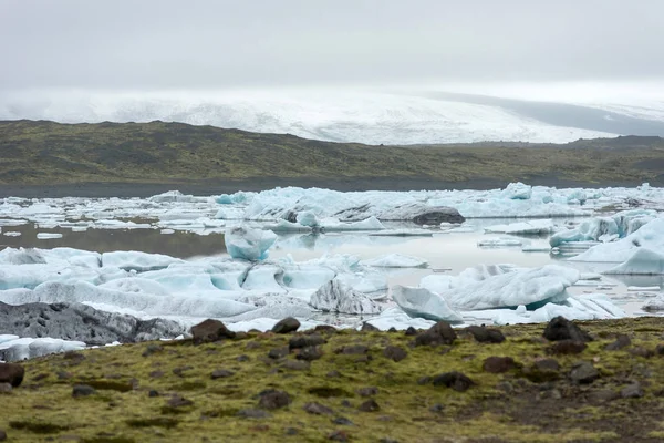 Drijvende ijsbergen smelten in Fjallsarlon gletsjermeer, IJsland — Stockfoto