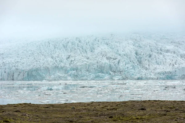 アイスランドのフジャルサルロン氷河湖で溶ける浮遊氷山 — ストック写真