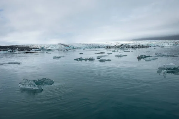 Tání plovoucích ledovců v Jokulsarlonu, Island — Stock fotografie