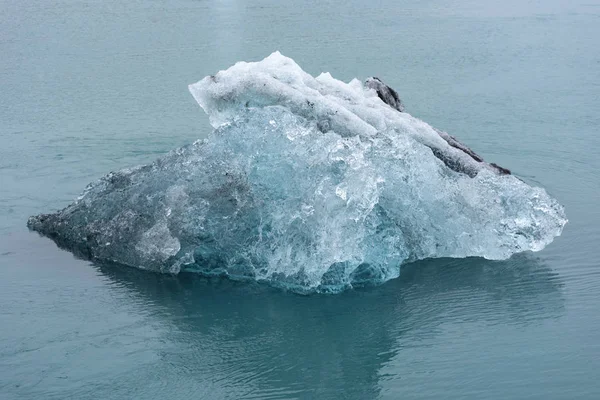 A lebegő jéghegyek olvasztása Jokulsarlon-ban, Izland — Stock Fotó