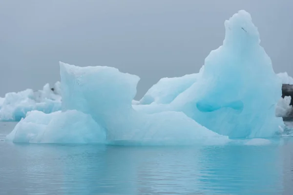 Τήξη αιωρούμενο παγόβουνο στην περιοχή Jokulsarlon, Ισλανδία — Φωτογραφία Αρχείου